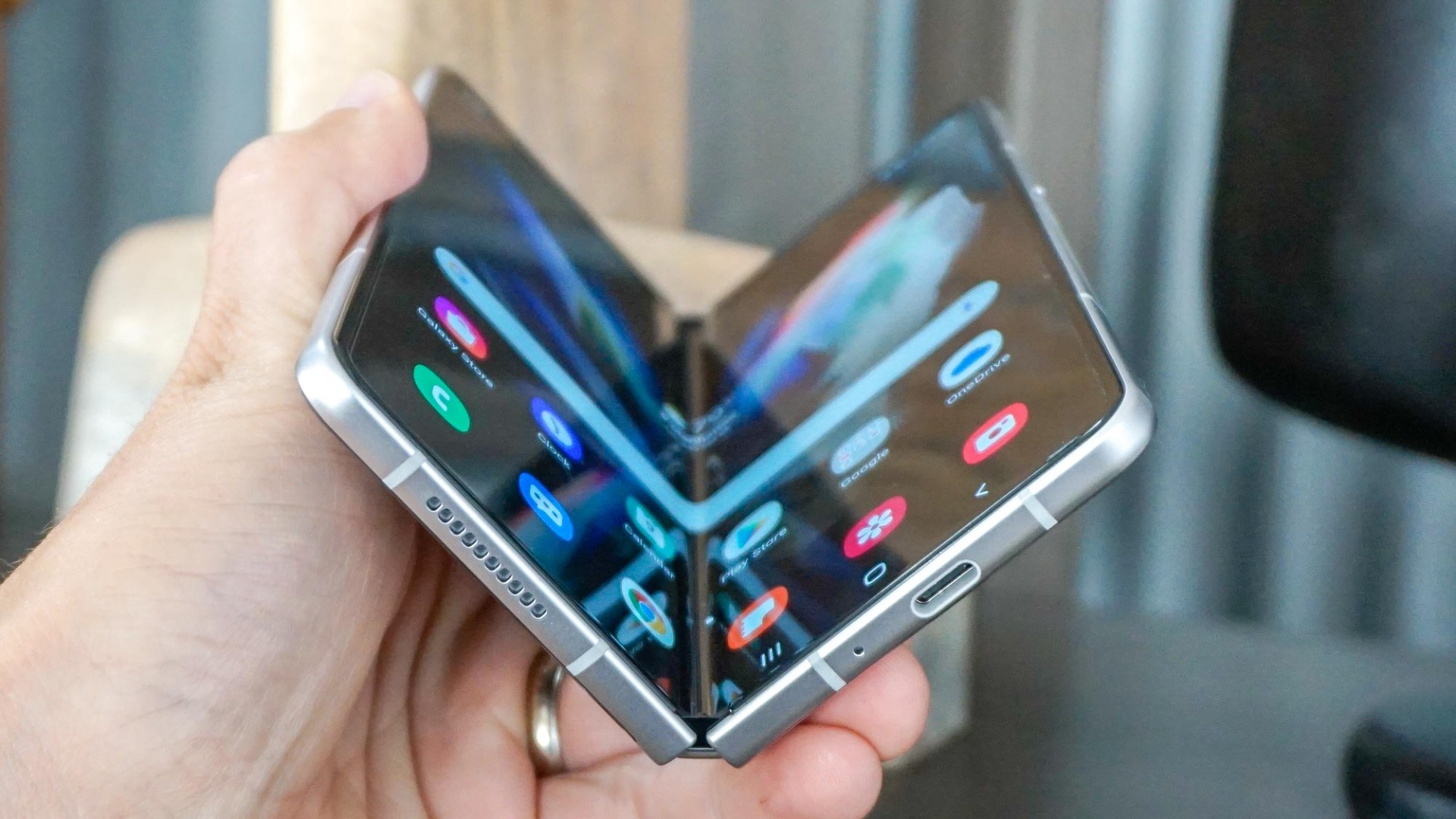 Annoying problems occurred on the screen of Galaxy Z Fold 3s