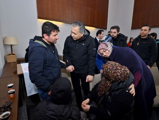 İstanbul Valisi Ali Yerlikaya depremzedeleri ziyaret etti - Resim : 2