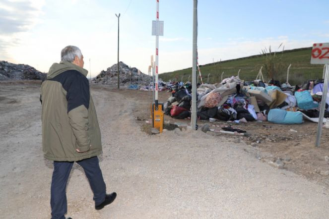 Adana’da çöken binaların eşyaları korunuyor - Resim : 3