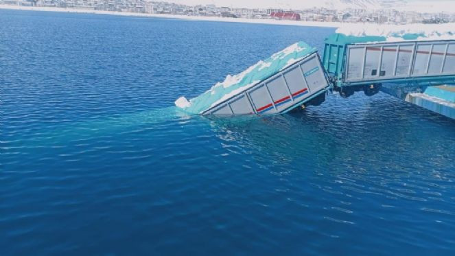 Vagon feribottan göle düştü - Resim : 2