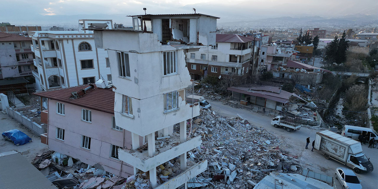 Kolonlar sağlam olunca eğreti bina bile yıkılmıyor. Hırsız müteahhitlere ders olsun