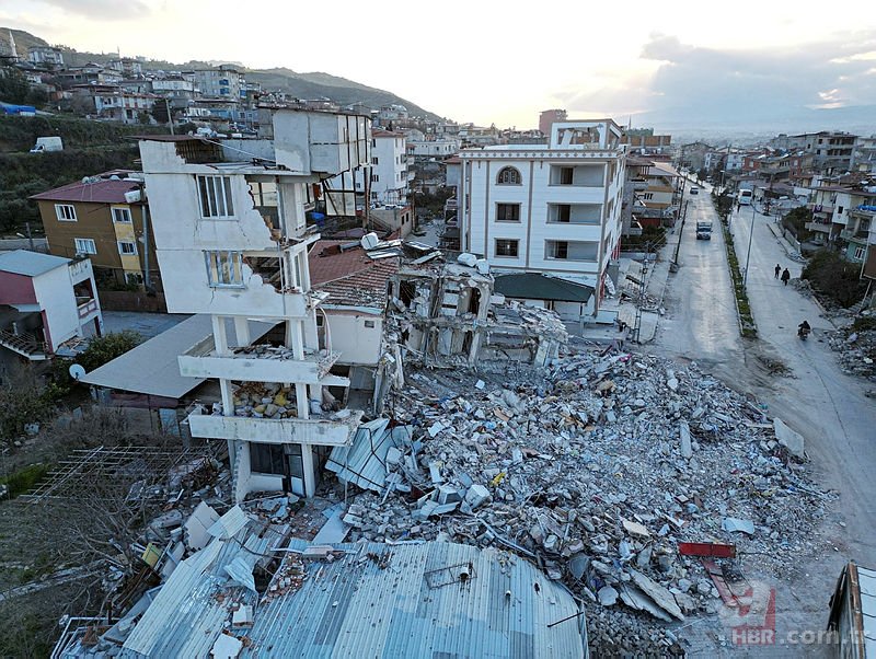 Kolonlar sağlam olunca eğreti bina bile yıkılmıyor. Hırsız müteahhitlere ders olsun