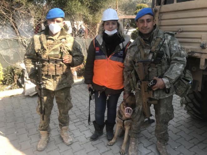 Enkazdan kurtarılan köpeğe askerler sahip çıktı - Resim : 2