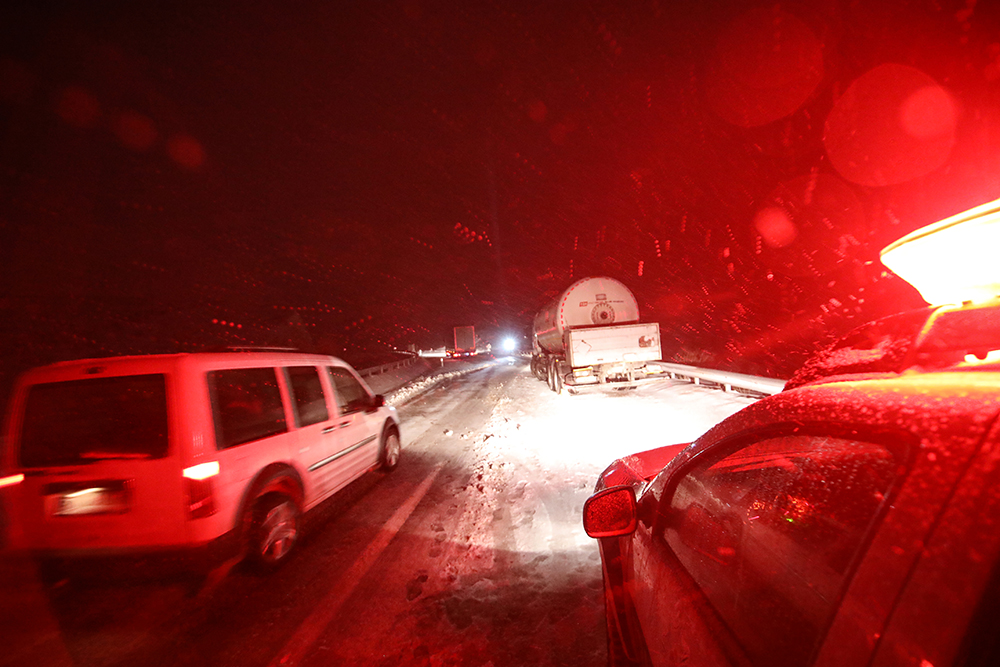MalatyaSivas kara yolu kar ve tipi nedeniyle tek yönlü ulaşıma kapatıldı