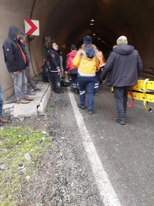 Yamaçtan kopan kayalar servis aracına isabet etti: 4 kişi yaralı - Resim : 10