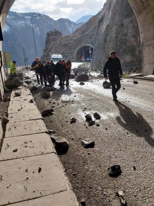 Yamaçtan kopan kayalar servis aracına isabet etti: 4 kişi yaralı - Resim : 5