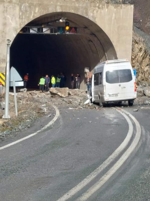 Yamaçtan kopan kayalar servis aracına isabet etti: 4 kişi yaralı - Resim : 8