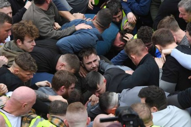 Futbol diye birbirlerini ölesiye dövdüler. Altın dolu top için barbarca mücadele ettiler - Resim : 1