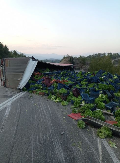 Isparta-Antalya karayolunda sebze yüklü tır devrildi: 1 ölü - Resim : 1