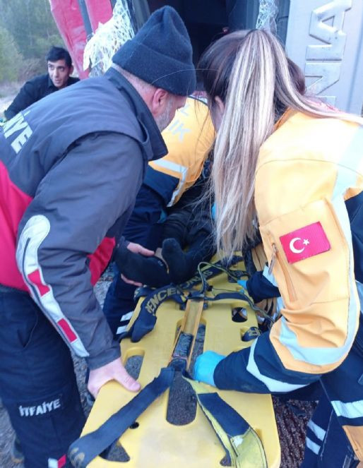 Isparta-Antalya karayolunda sebze yüklü tır devrildi: 1 ölü - Resim : 2