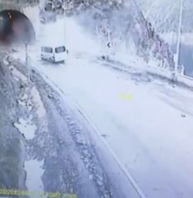 Servis aracının heyelan altında kaldığı görüntüler ortaya çıktı - Resim : 1