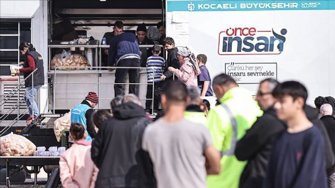 17 Ağustos'u yaşayan Kocaeli, deprem bölgesi için seferber oldu - Resim : 2