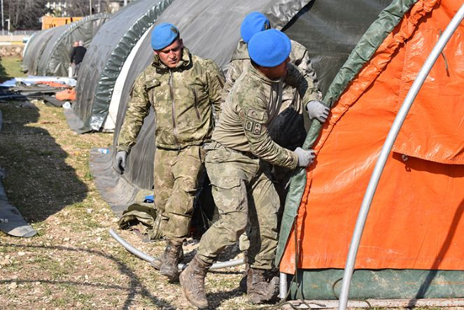 Komandolardan depremzedelere çadır kent - Resim : 3