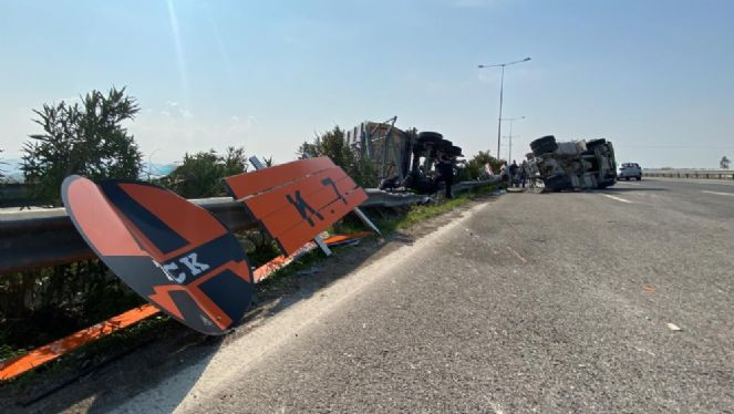 Dorsesi açılan kamyon ortalığı savaş alanına çevirdi - Resim : 5