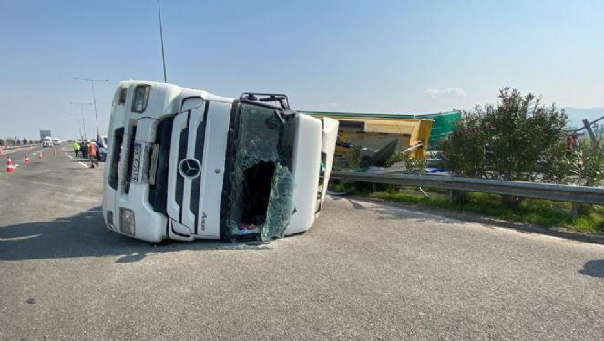 Dorsesi açılan kamyon ortalığı savaş alanına çevirdi - Resim : 7