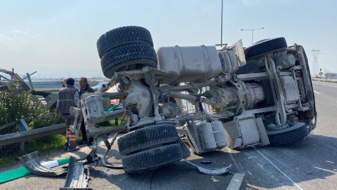 Dorsesi açılan kamyon ortalığı savaş alanına çevirdi - Resim : 9