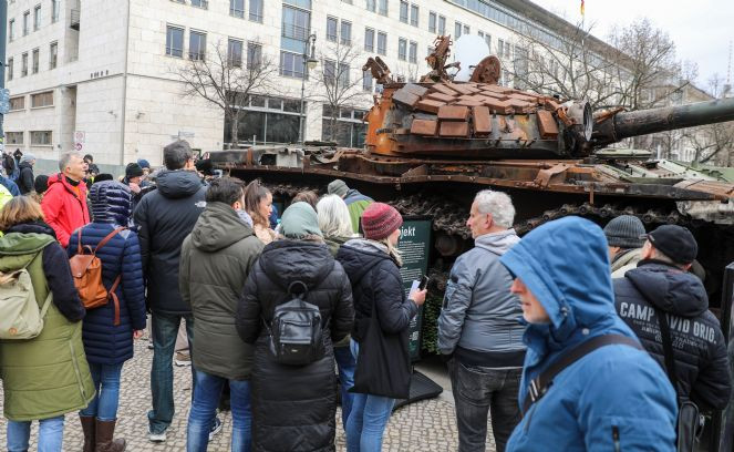 Rusya’nın Berlin Büyükelçiliğinin önüne savaşta tahrip edilen Rus tankı konuldu - Resim : 3