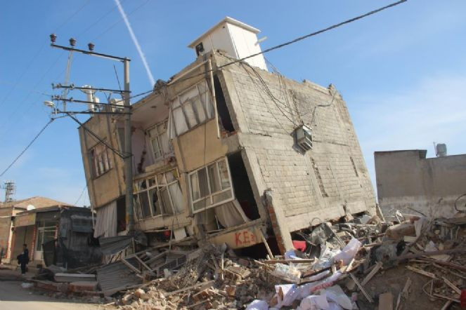 Elektrik direği hayat kurtardı - Resim : 1