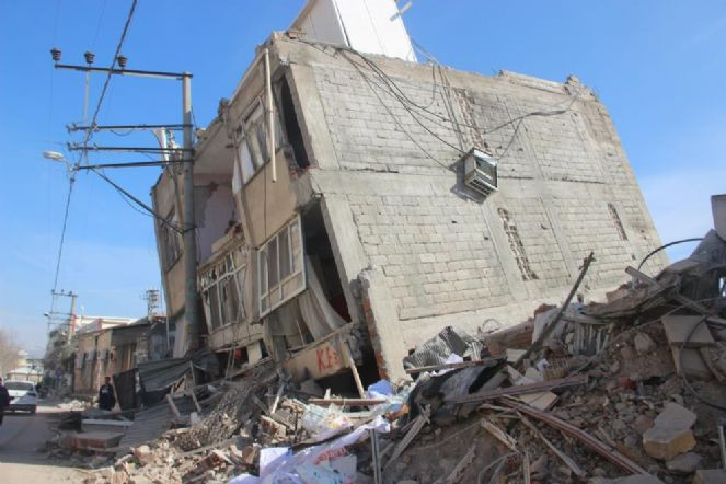 Elektrik direği hayat kurtardı - Resim : 3