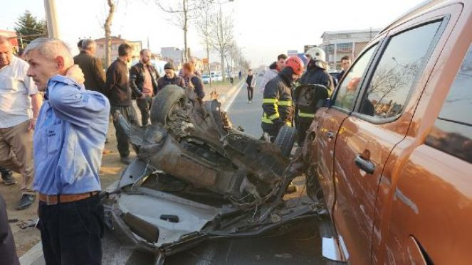 Makas atan otomobil refüje çarpıp ikiye bölündü - Resim : 1