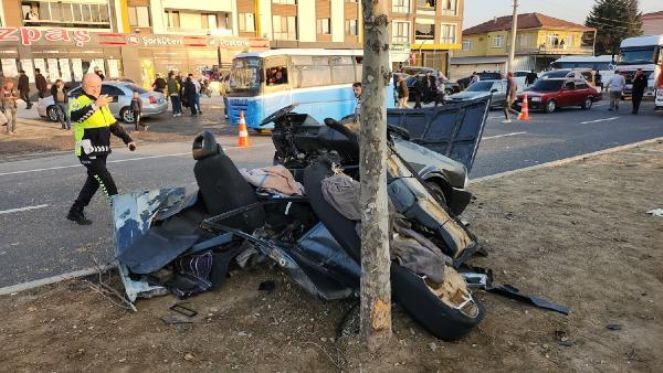 Makas atan otomobil refüje çarpıp ikiye bölündü - Resim : 2