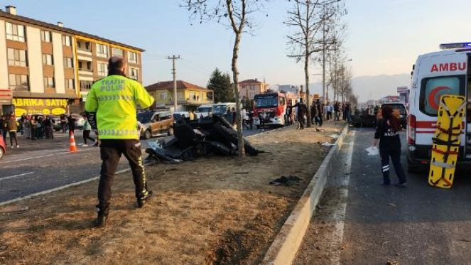 Makas atan otomobil refüje çarpıp ikiye bölündü - Resim : 5