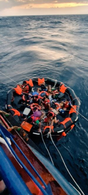 Filipinler'de batan geminin mürettebatını Türkler kurtardı - Resim : 3