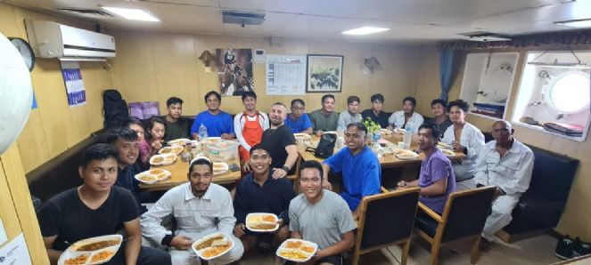 Filipinler'de batan geminin mürettebatını Türkler kurtardı - Resim : 6