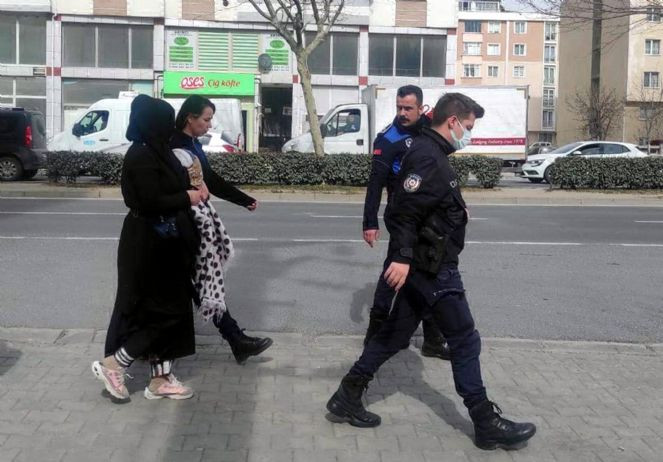 Dilencinin kucağındaki kundaktan bebek değil ayı çıktı - Resim : 3