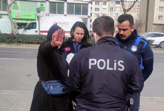 Dilencinin kucağındaki kundaktan bebek değil ayı çıktı - Resim : 4