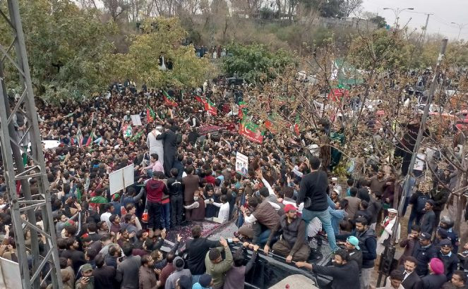 Pakistan’ın eski başbakanı için tutuklama emri çıkarıldı - Resim : 1