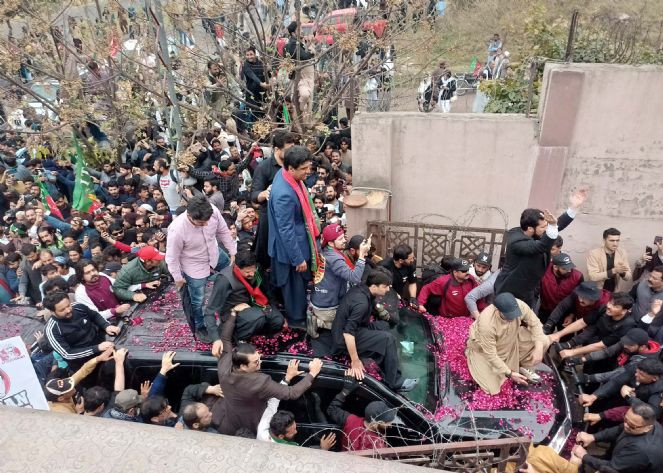 Pakistan’ın eski başbakanı için tutuklama emri çıkarıldı - Resim : 4