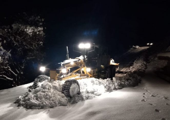 Elazığ’da 300 köy yolu kapandı - Resim : 1