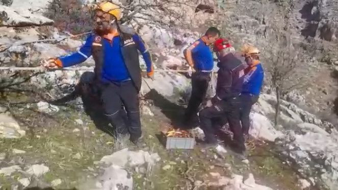 500 metrelik uçurumda kurtarma operasyonu - Resim : 1