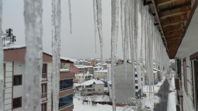 Buz sarkıkları insan boyuna yaklaştı - Resim : 2