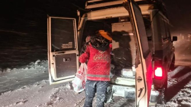 Muğla'da yolda mahsur kalanlara kumanya dağıtıldı - Resim : 2