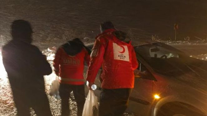 Muğla'da yolda mahsur kalanlara kumanya dağıtıldı - Resim : 4