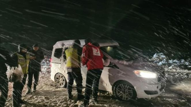 Muğla'da yolda mahsur kalanlara kumanya dağıtıldı - Resim : 5