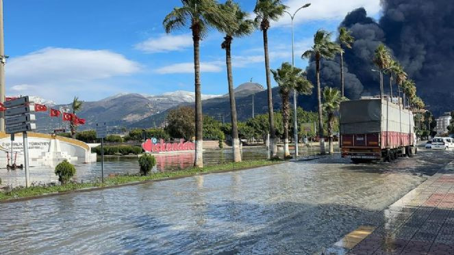 Depremin vurduğu Hatay İskenderun'da deniz seviyesi yükseldi (07 Şubat 2023) - Resim : 2