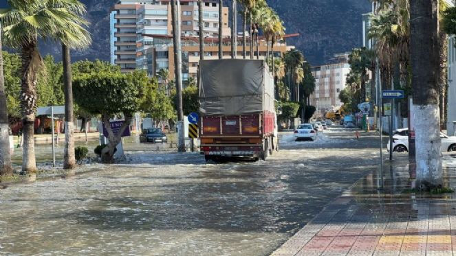 Depremin vurduğu Hatay İskenderun'da deniz seviyesi yükseldi (07 Şubat 2023) - Resim : 3