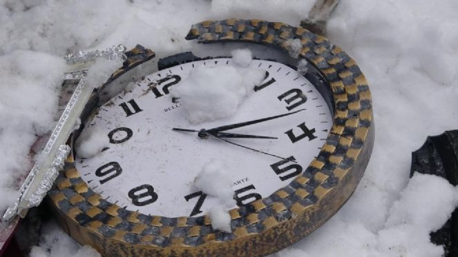 Enkazdaki saat 04.17'de durmuş - Resim : 1