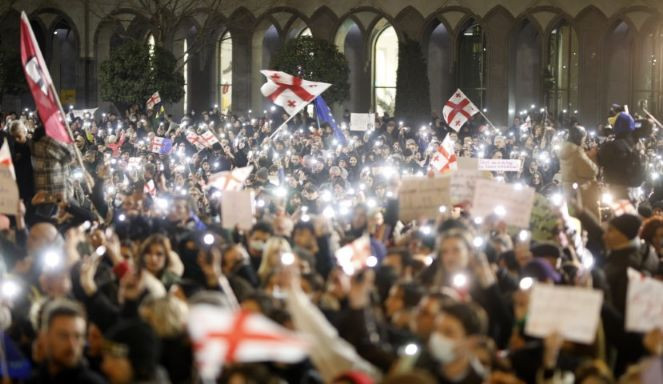 Gürcistan'da halk yine sokakta - Resim : 2