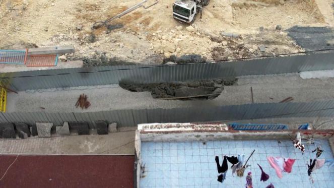 Başakşehir’de yol çöktü - Resim : 1