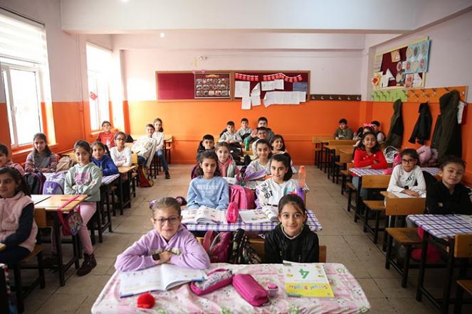 Depremden etkilenen üç ilde eğitim öğretim yeniden başladı - Resim : 9