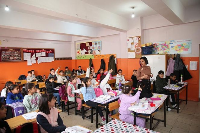 Depremden etkilenen üç ilde eğitim öğretim yeniden başladı - Resim : 10