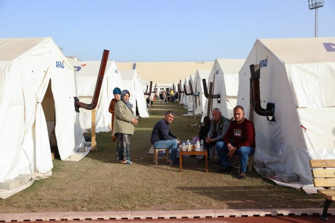 KKTC Cumhurbaşkanı Ersin Tatar depremzedeleri ziyaret etti - Resim : 2