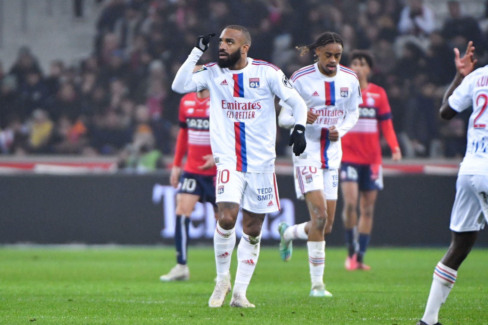 Fransa'da çılgın maç. Lille Lyon maçında David Lacazette düellosu