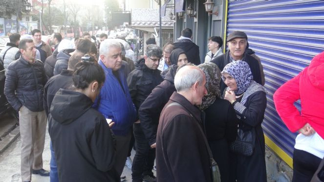Bu kuyruk ne kuyruğu. Duyan koştu. Sabahın köründe sıraya girdiler - Resim : 1