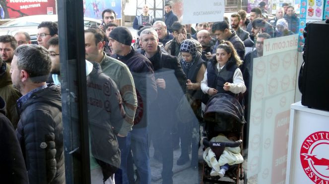 Bu kuyruk ne kuyruğu. Duyan koştu. Sabahın köründe sıraya girdiler - Resim : 2
