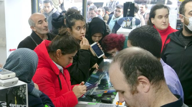 Bu kuyruk ne kuyruğu. Duyan koştu. Sabahın köründe sıraya girdiler - Resim : 5